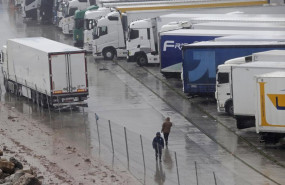 ep imagen de camiones parados en los accesos al puerto de algeciras