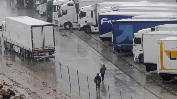 ep imagen de camiones parados en los accesos al puerto de algeciras