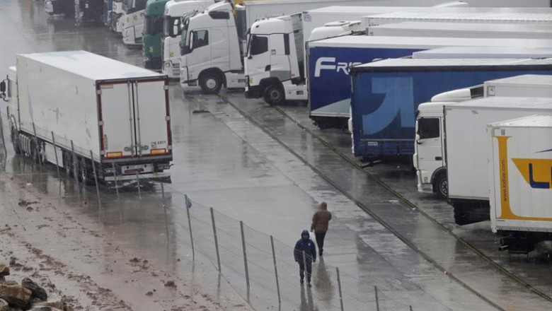 Imagen de camiones parados en los accesos al puerto de Algeciras | Nono Rico / Europa Press ep imagen de camiones parados en los accesos al puerto de algeciras