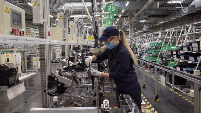 ep imagen de un trabajador en una fabrica de toyota