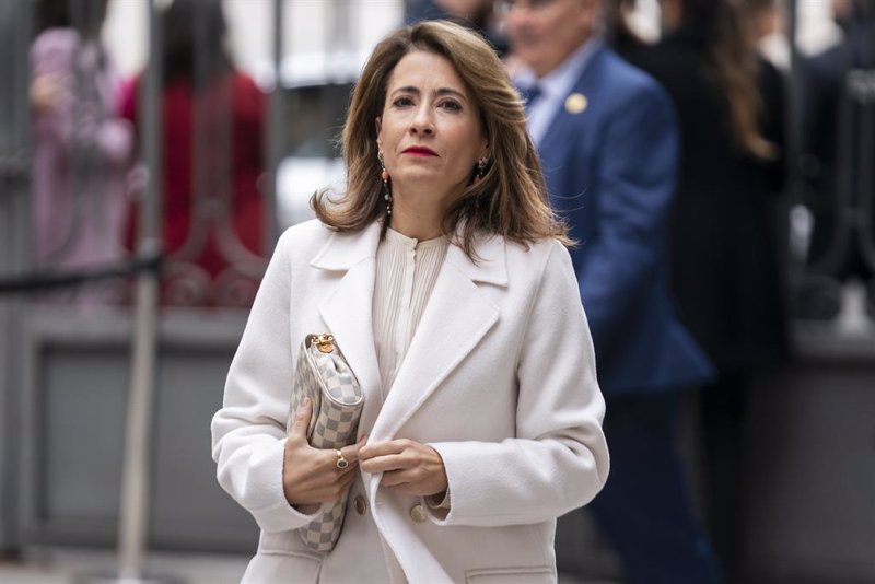 El Gobierno pretende mantener en 2024 los descuentos de los abonos de transporte