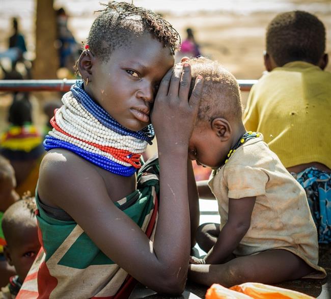 Las familias llevan a sus niños malnutridos a pesar y medir en Lopiding Sub | JON WARREN ep las familias llevansus ninos malnutridospesarmedirlopiding sub