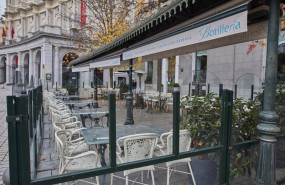ep mampara instalada en un restaurante de la plaza de oriente en madrid espana