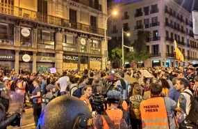 ep mas de 1000 personas se concentran en barcelona ante un cordon de la policia nacional en la plaza