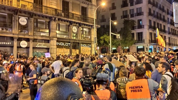 ep mas de 1000 personas se concentran en barcelona ante un cordon de la policia nacional en la plaza