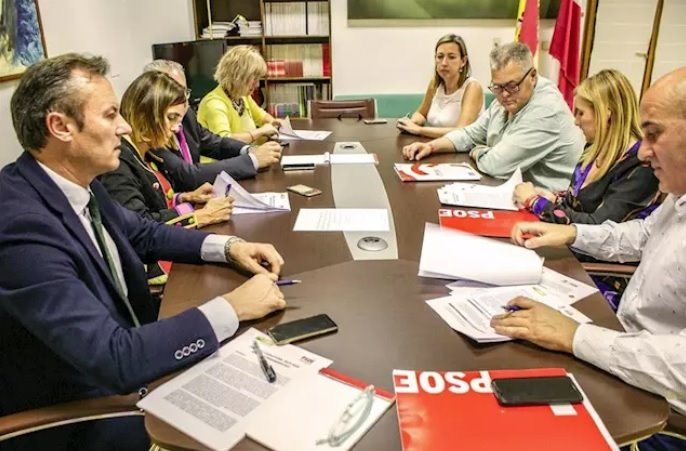 Miembros de las comisiones negociadoras de PRC y PSOE en el Parlamento de Cantabria. Imagen de una de las reuniones que mantuvieron en junio de 2019 para negociar el pacto de Gobierno | PRC ep miembros de las comisiones negociadoras de prc y psoe en el parlamento de cantabria imagen de una
