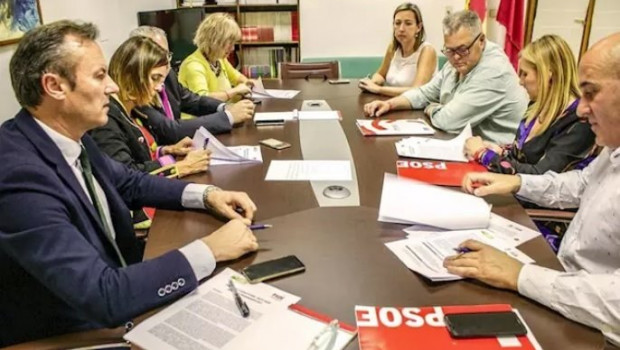 ep miembros de las comisiones negociadoras de prc y psoe en el parlamento de cantabria imagen de una