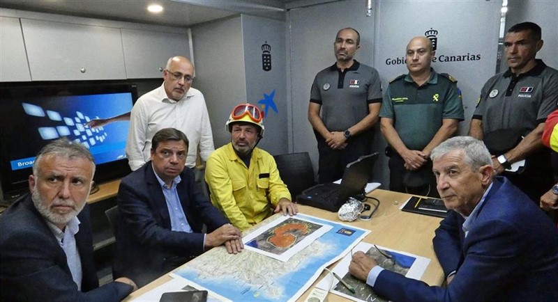 El ministro de Agricultura Luis Planas y el presidente de Canarias Ángel Víctor Torres visitan el puesto de mando avanzado para seguir la evolución del incendio en Gran Canaria. | Europa Press - Europa Press ep ministroagricultura luis planaspresidentecanarias angel victor torres visitanpuestomando avanzadoseguirevolucionincendiogran canaria