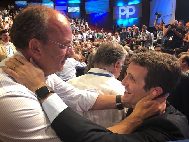 Monago y Casado se abrazan en el 19 Congreso | PP ep monagocasadoabrazan19 congreso