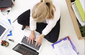 ep mujer con ordenador portatil ep mujer con ordenador portatil