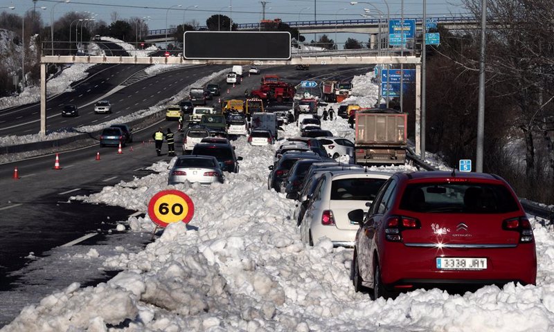 La DGT pide volver del puente antes del miércoles por avisos de nieve