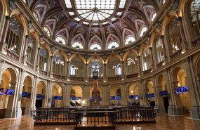 ep paneles del ibex 35 en el palacio de la bolsa de madrid espana