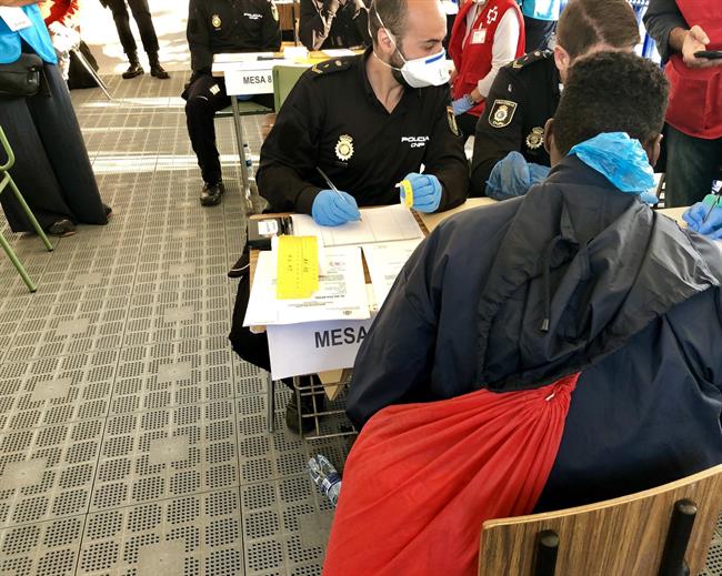 ep policias identificandolos inmigrantes llegadosdattilo