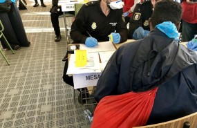 ep policias identificandolos inmigrantes llegadosdattilo