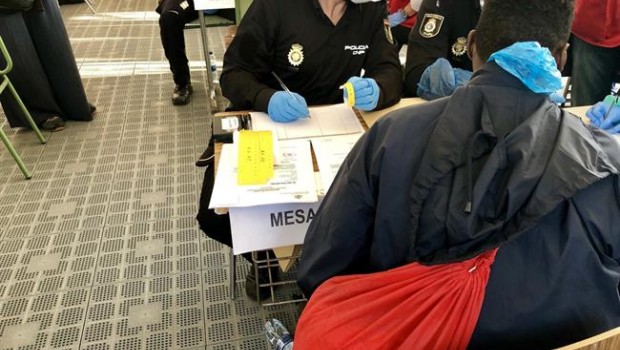 ep policias identificandolos inmigrantes llegadosdattilo