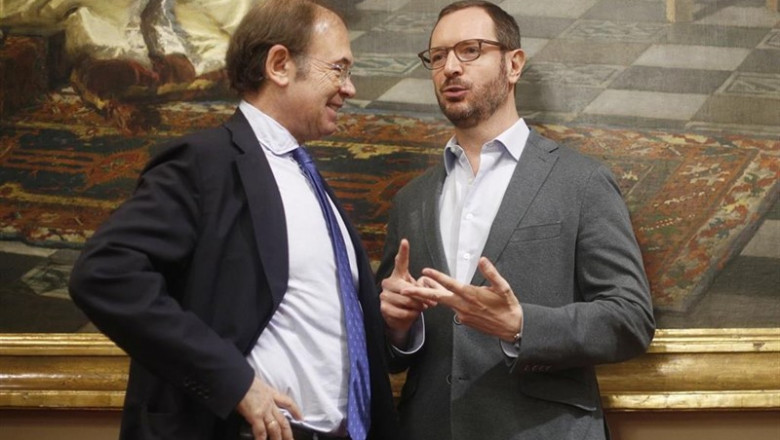 El portavoz del PP en el Senado, Javier Maroto, habla con el vicepresidente segundo del Senado, Pío García-Escudero. | Eduardo Parra - Europa Press ep portavozppsenado javier maroto hablavicepresidente segundosenado pio garcia-escudero