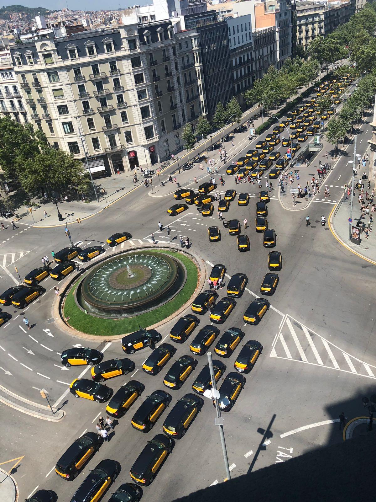 Taxis en Barcelona durante una protesta por las licencias VTC | ELITE TAXI BARCELONA ep taxisbarcelona duranteprotestalas licencias vtc
