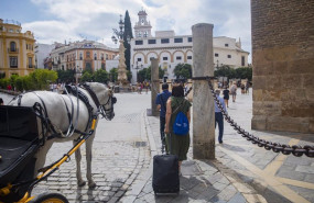 ep turistas con maletas en el entorno de la catedral a 11 de agosto de 2022 en sevilla andalucia