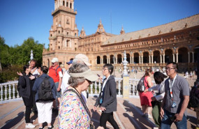 ep turistas pasean por la plaza de espana a 10 de mayo de 2024 en sevilla andalucia espana