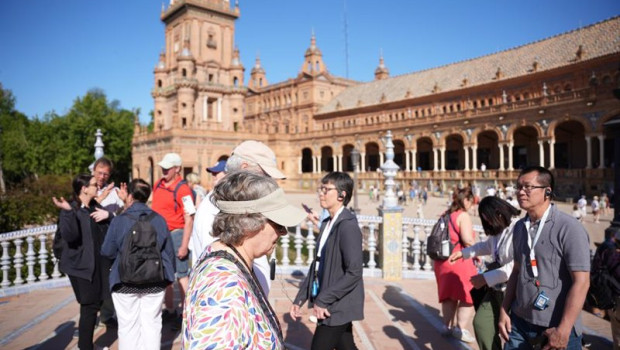 ep turistas pasean por la plaza de espana a 10 de mayo de 2024 en sevilla andalucia espana