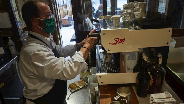 ep un camarero en la barra de un bar en pamplona navarra espana a 25 de mayo de 2020