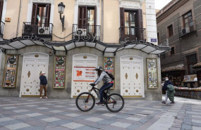 ep un ciclista pasea por las inmediaciones de la sala joy eslava un dia despues del anuncio de su