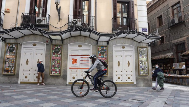 ep un ciclista pasea por las inmediaciones de la sala joy eslava un dia despues del anuncio de su