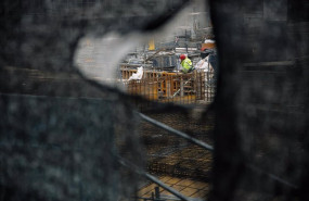 ep un obrero trabaja en el forjado de una obra en madrid