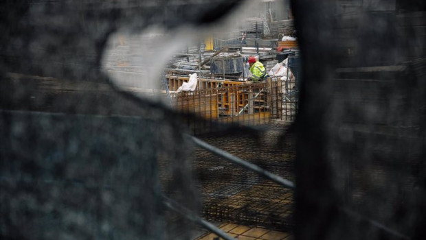 ep un obrero trabaja en el forjado de una obra en madrid