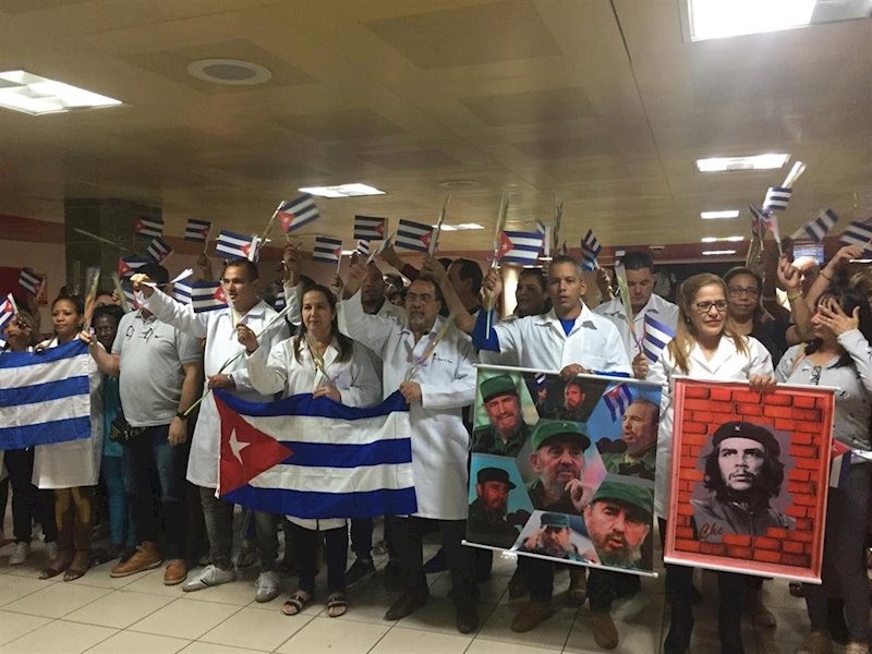 ep un primer grupo de 224 medicos regresa de bolivia a cuba