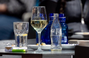 ep una copa de vino en una mesa en una terraza en el centro de madrid a 24 de marzo de 2025 en