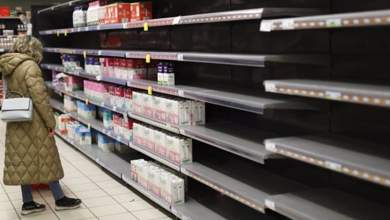 Una mujer frente a la estantería de leche que le faltan algunos productos, | Cézaro De Luca - Europa Press ep una mujer frente a la estanteria de leche que le faltan algunos productos