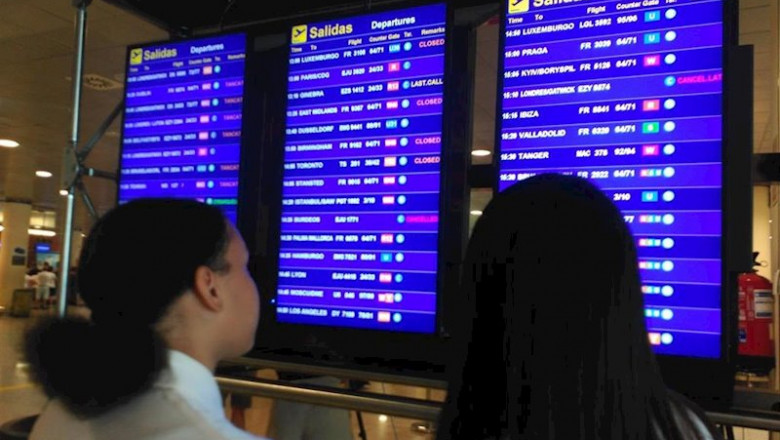 Unas pasajeras contemplan unas pantallas de información sobre los vuelos. | EUROPA PRESS - Archivo ep unas pasajeras contemplan unas pantallas de informacion sobre los vuelos