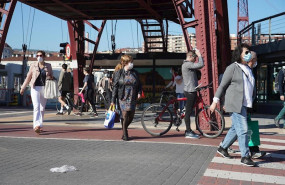 ep varias personas tras cruzar el puente de vizcaya tambien conocido como puente bizkaia que une las