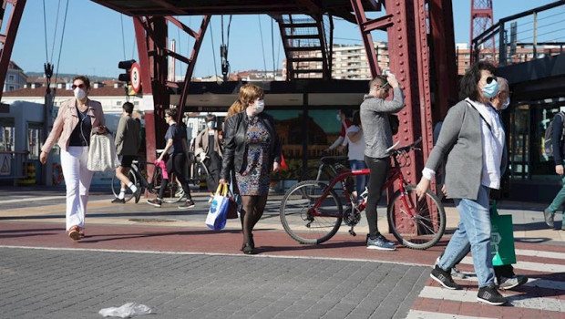 ep varias personas tras cruzar el puente de vizcaya tambien conocido como puente bizkaia que une las