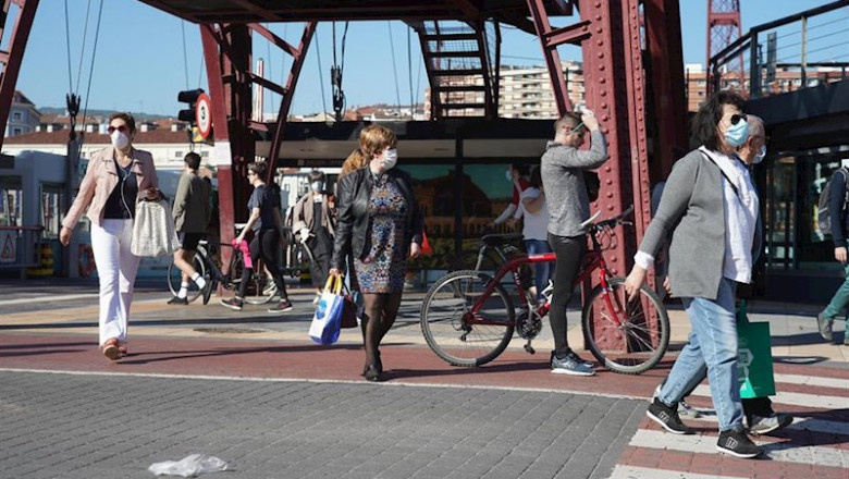 ep varias personas tras cruzar el puente de vizcaya tambien conocido como puente bizkaia que une las ep varias personas tras cruzar el puente de vizcaya tambien conocido como puente bizkaia que une las