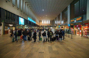 ep viajeros en el vestibulo de la estacion de trenes de santa justa de sevilla