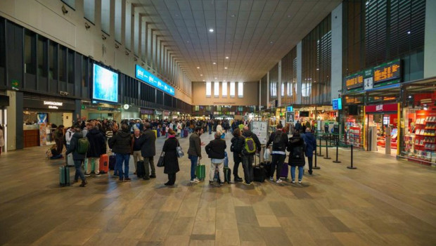 ep viajeros en el vestibulo de la estacion de trenes de santa justa de sevilla