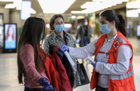 ep voluntarios de cruz roja entregan mascarillas a pasajeros en la estacion de cercanias de atocha