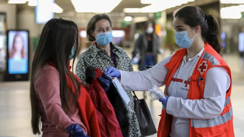 ep voluntarios de cruz roja entregan mascarillas a pasajeros en la estacion de cercanias de atocha
