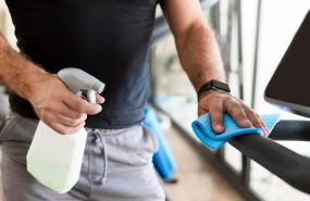 hombre desinfectando equipos gimnasio 23 2148766046 hombre desinfectando equipos gimnasio 23 2148766046