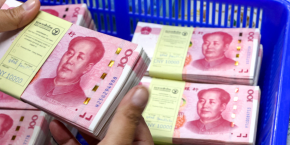un employe de banque compte les billets en renminbi rmb ou yuan de la chine a cote des billets en dollars americains dans une kasikornbank a bangkok 20230309094815 