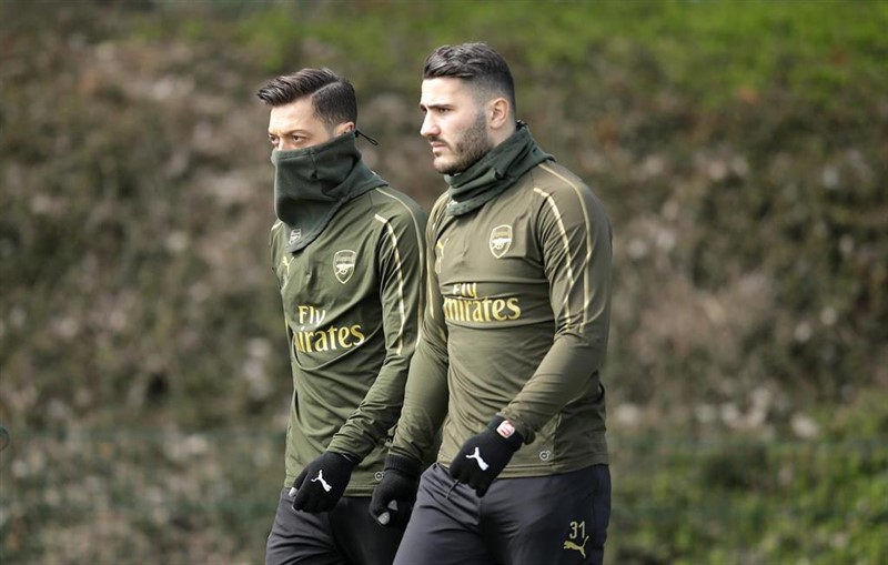 ep 10 april 2019 england london arsenals mesut ozil l and sead kolasinac take parttraining session at london colney ahead of the thursdays uefaeuropa league quarter-final soccer match between arsenal and napoli at the emirates stadium photo adam