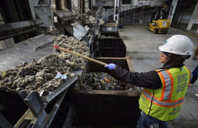 ep archivo   april 12 2019   new york new york united states sewage treatment worker kam lau works