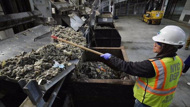 ep archivo   april 12 2019   new york new york united states sewage treatment worker kam lau works
