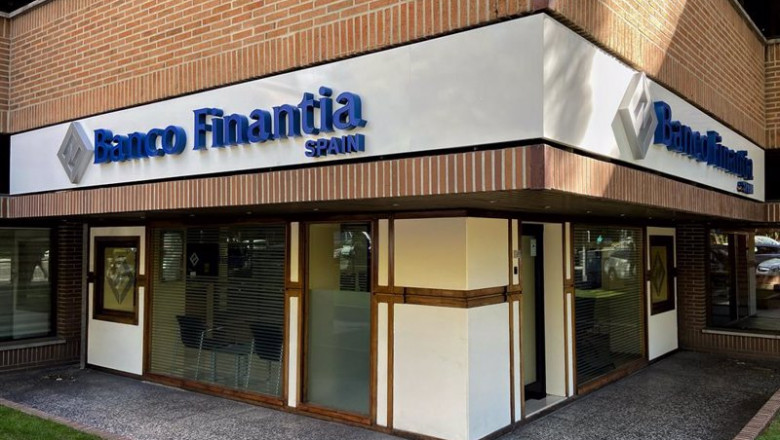 ep archivo   entrada a una oficina de banco finantia spain bfs en madrid espana a 14 de octubre de