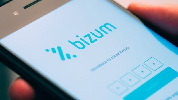 ep archivo   imagen de un usuario utilizando bizum en su movil
