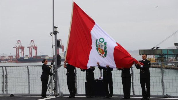 ep archivo   izado de la bandera de peru en una ceremonia del comando operacional maritimo de las