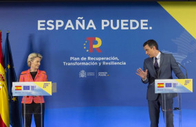 ep archivo   la presidenta de la comision europea ursula von der leyen y el presidente del gobierno