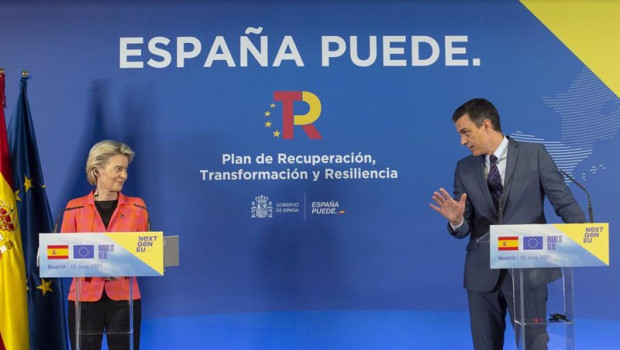 ep archivo   la presidenta de la comision europea ursula von der leyen y el presidente del gobierno